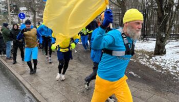 Mårten leder löpningen runt den ryska ambassaden