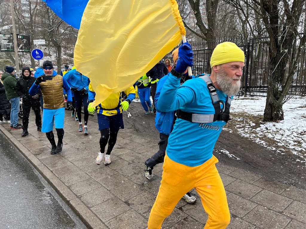 Mårten leder löpningen runt den ryska ambassaden